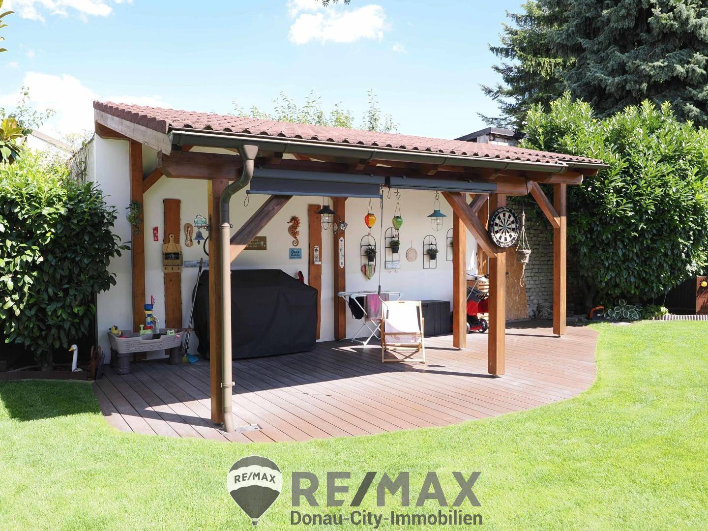 überdachte Gartenterrasse