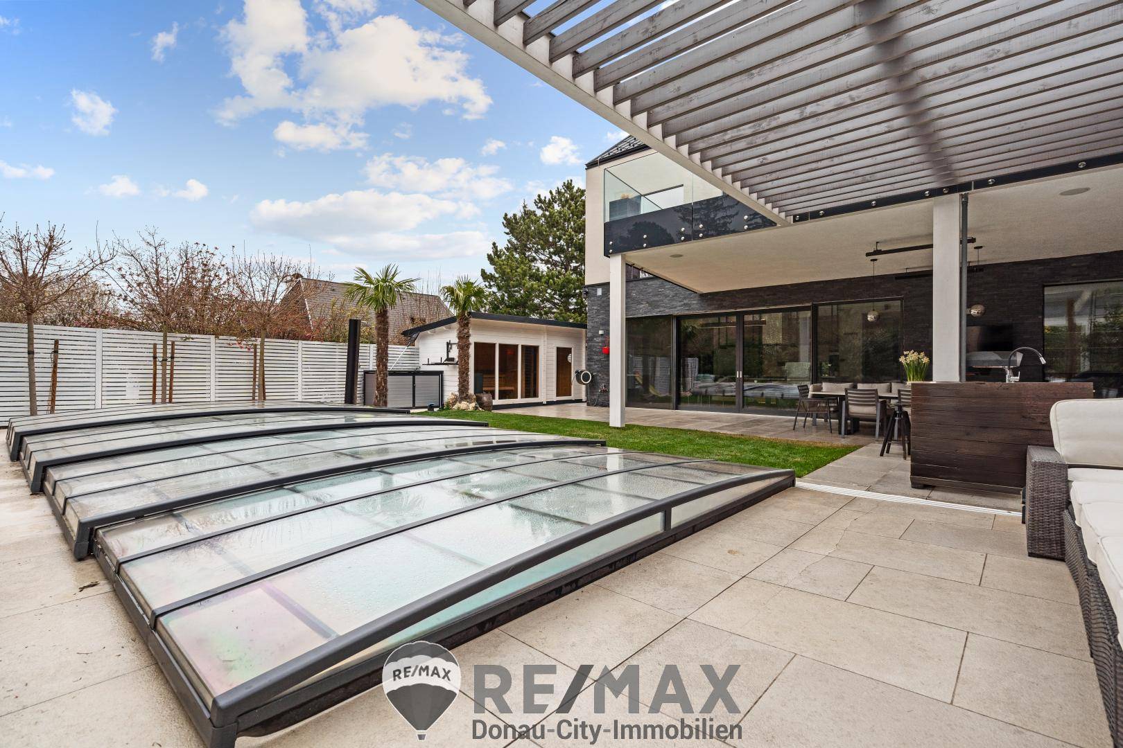 Garten mit Pool, Outdoor-Küche u Wellness