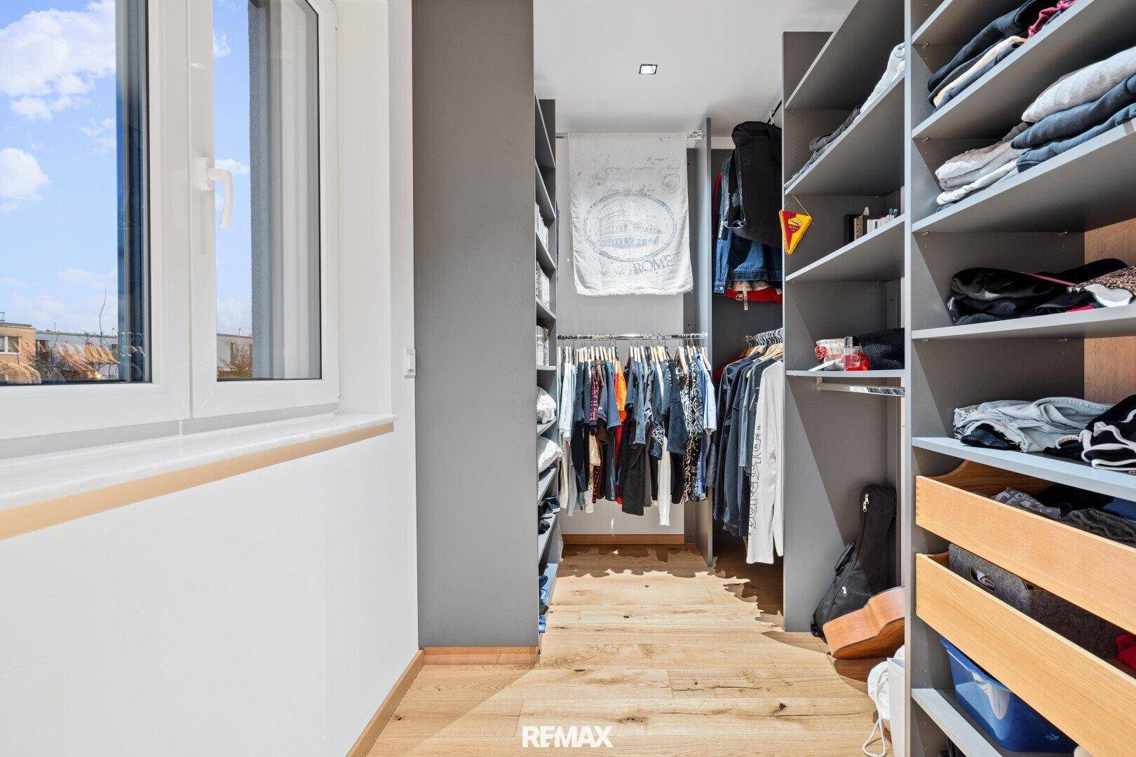 Begehbarer Kleiderschrank mit Regalen und viel Stauraum für Kleidung und Accessoires.