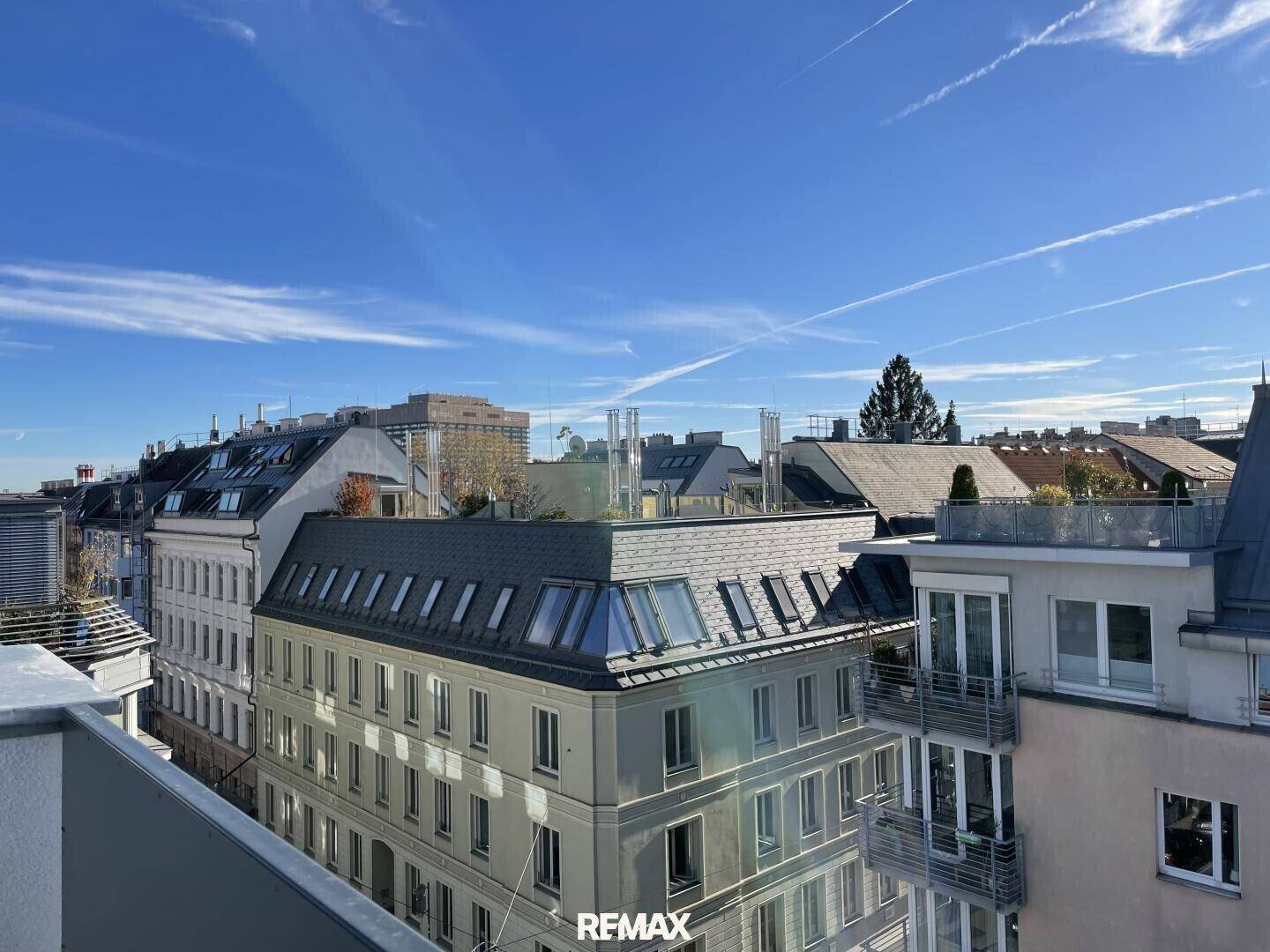Panoramablick über die Dächer der Stadt unter einem strahlend blauen Himmel.