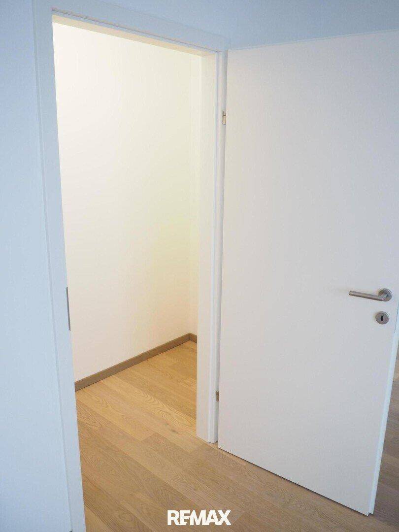 Kleiner, heller Abstellraum mit Parkettboden, ideal für zusätzlichen Stauraum.