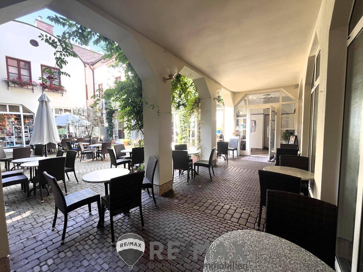 17 Tische_überdacht1