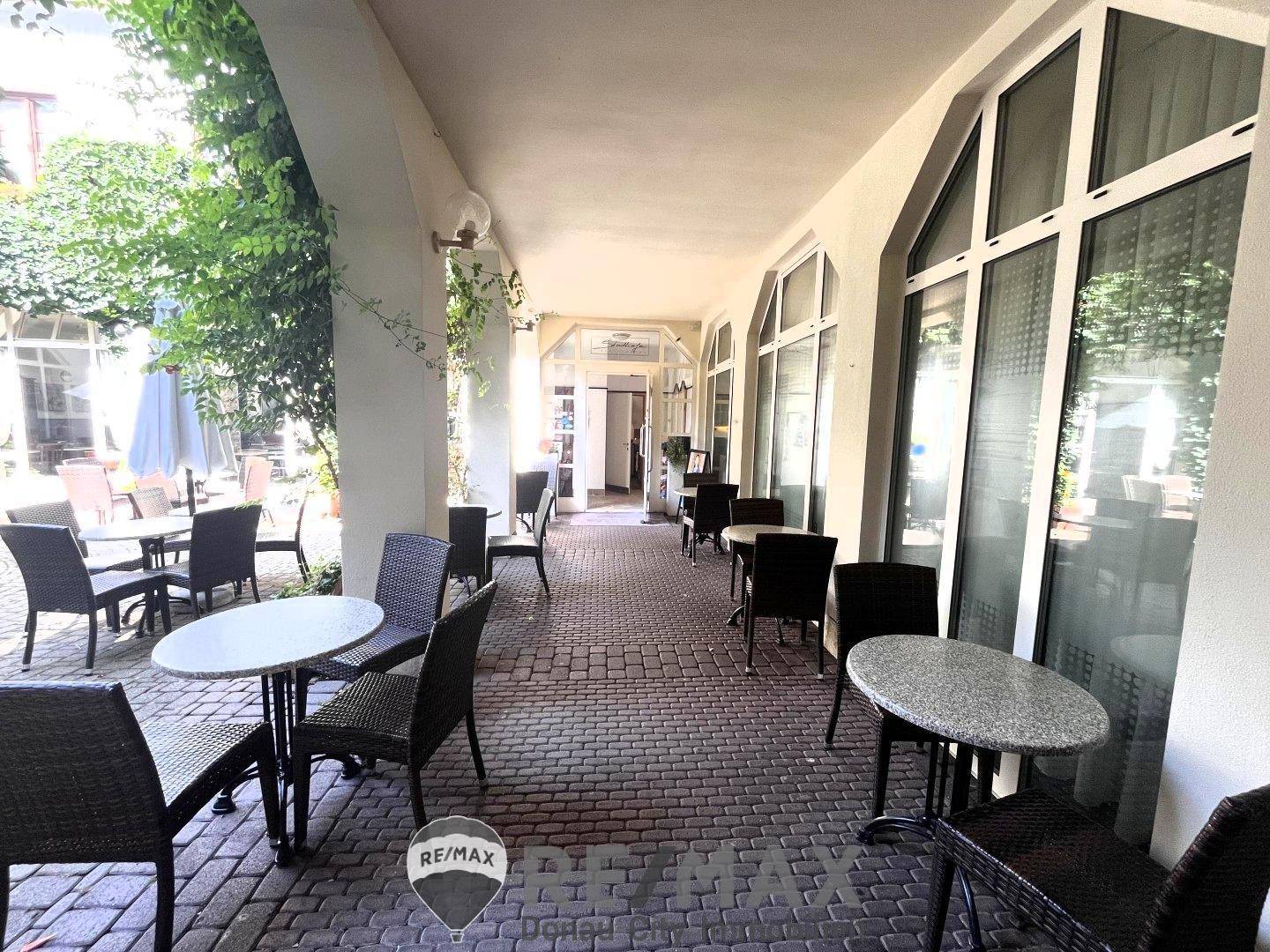 03 Tische_überdacht