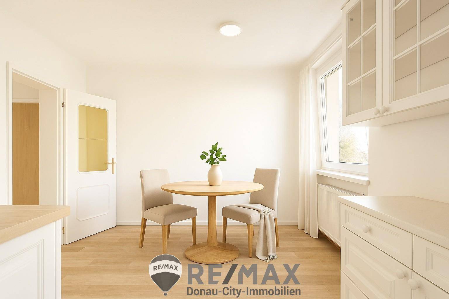 Heller Essbereich in der Küche mit Holztisch und Stühlen, ideal für Mahlzeiten.