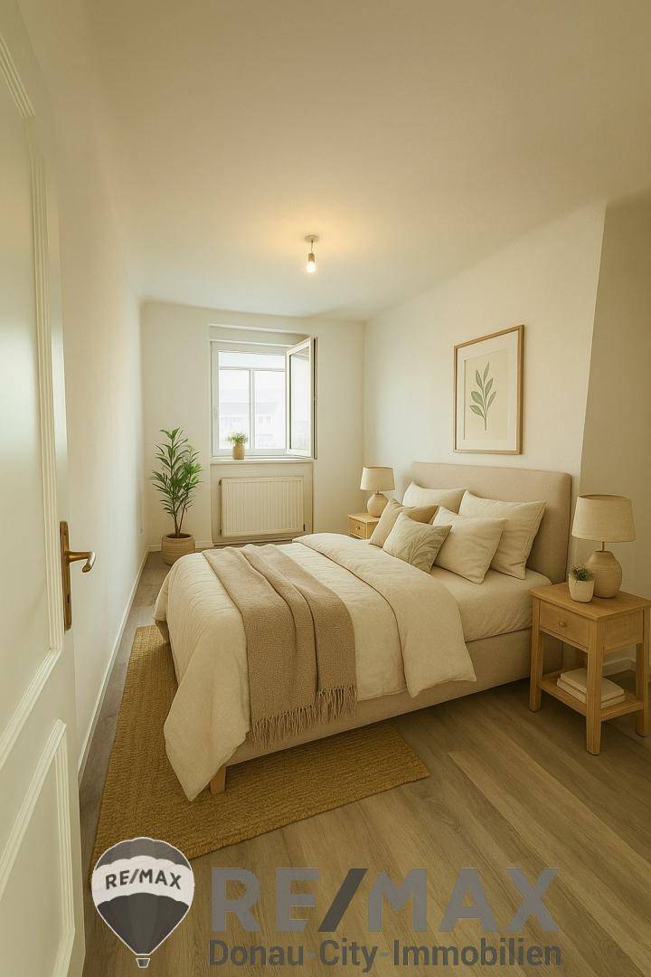 Helles Schlafzimmer mit modernem Bett, Nachttischen und einem großen Fenster.