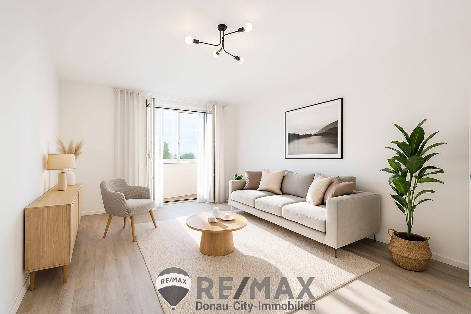 Modern eingerichtetes Wohnzimmer mit Zugang zum Balkon und hellem Laminatboden.