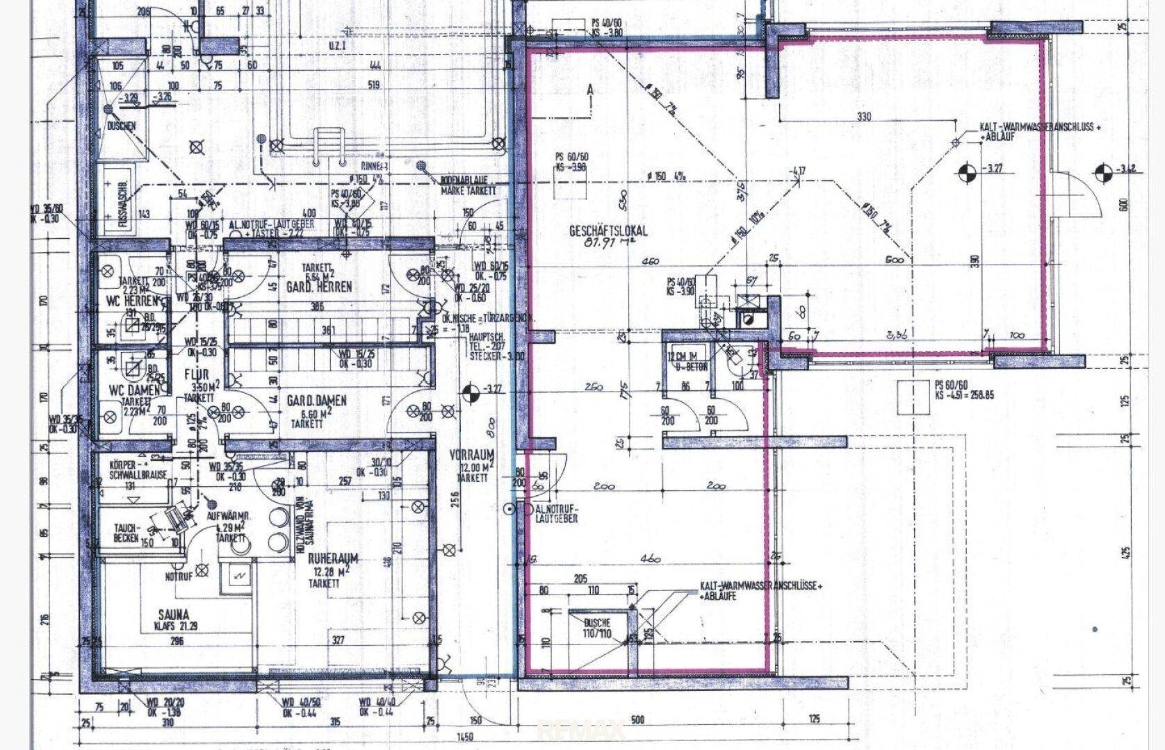 Detaillierter Grundriss mit verschiedenen Räumen, inklusive Sauna und Sanitärbereichen.