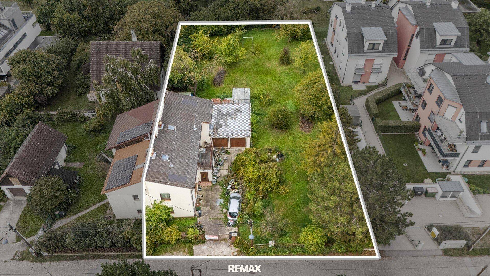 Luftaufnahme des Grundstücks mit weißer Markierung, zeigt das Haus und den großen Garten.