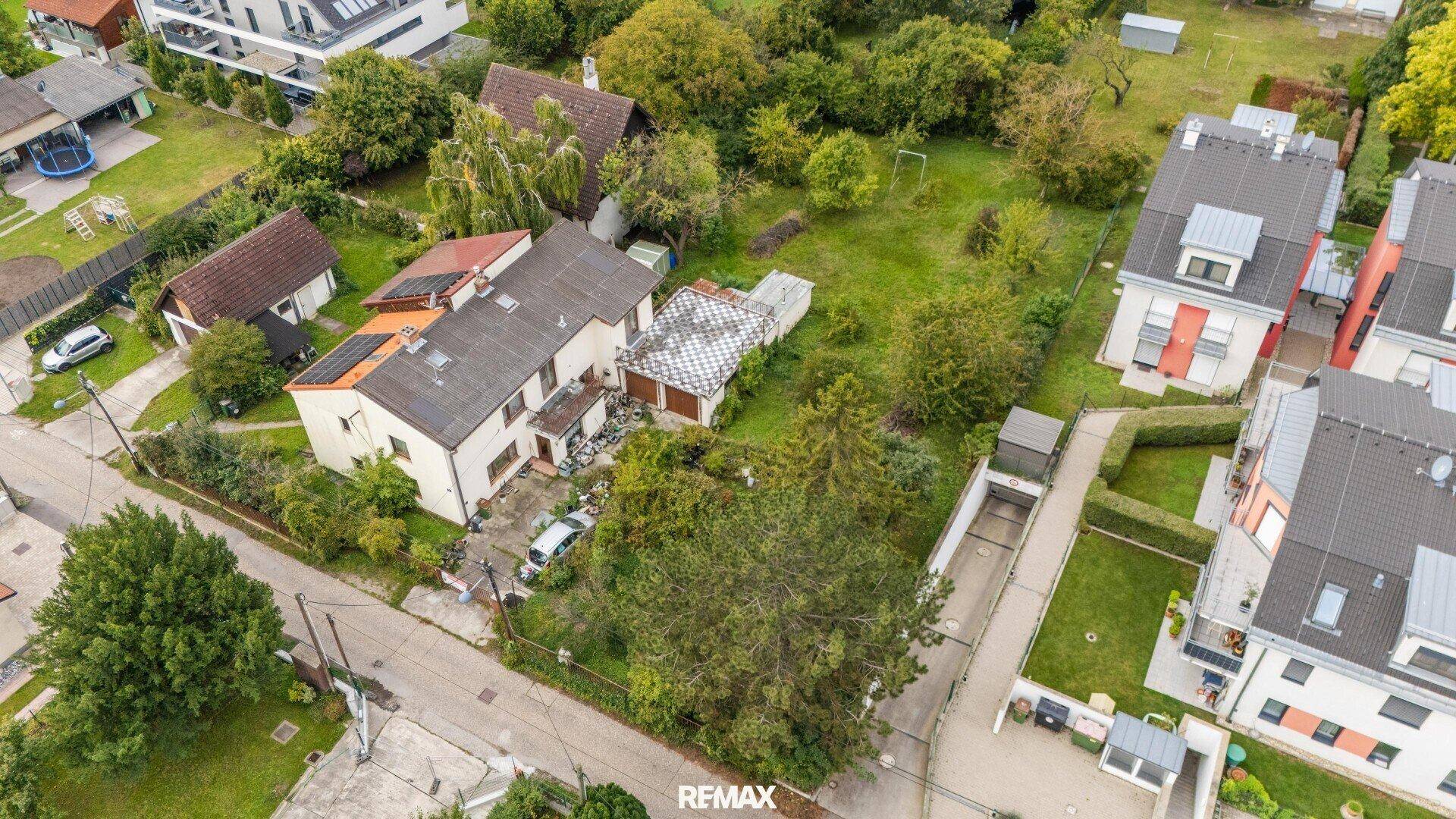 Übersicht aus der Vogelperspektive mit dem Haus, umliegenden Gebäuden und der Zufahrtsstraße.