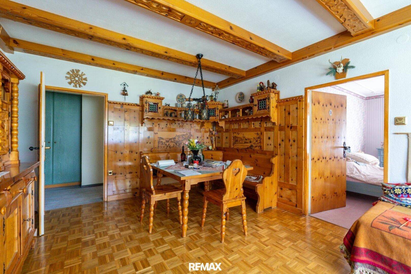 Rustikaler Essbereich mit Holzbalkendecke, Holztäfelung und traditionellen Holzmöbeln, sehr gemütlich.