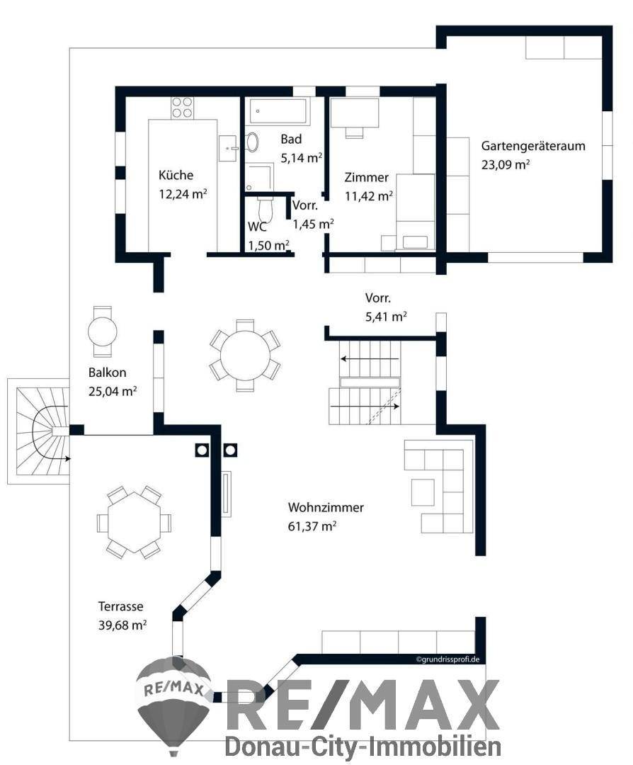 Grundriss des Erdgeschosses mit Wohnzimmer, Küche, Bad, Balkon und Terrasse.