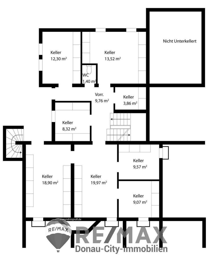 Grundriss des Kellergeschosses mit mehreren Kellerräumen und einem WC.