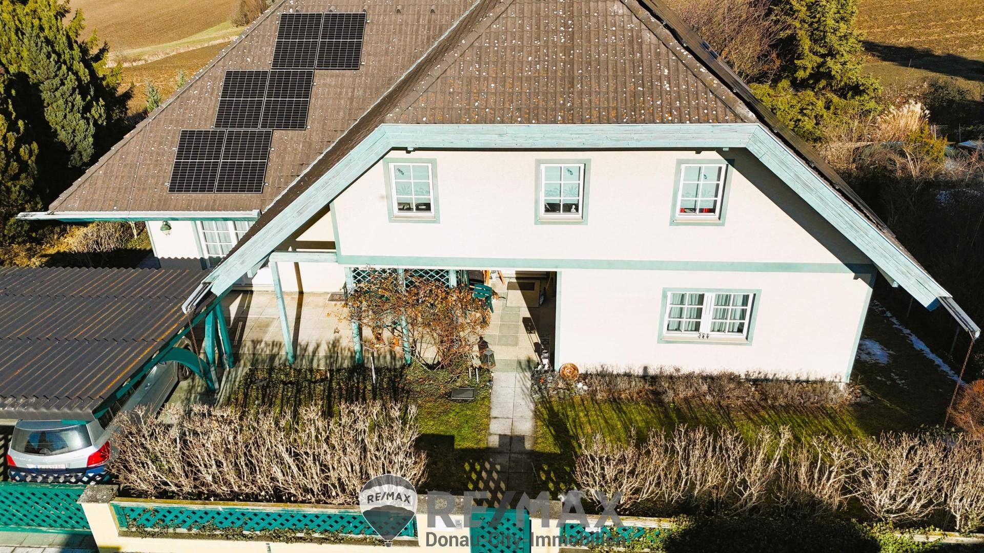 Luftaufnahme der Hausvorderseite mit Solaranlage auf dem Dach und Vorgarten.