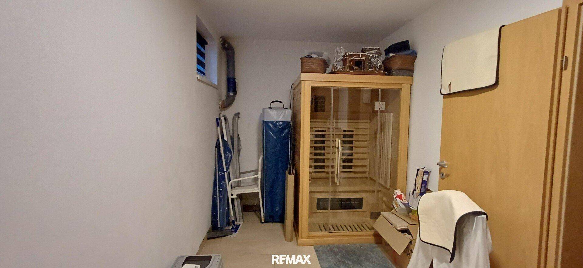 Abstellraum mit integrierter Sauna und kleinem Fenster, ideal für Wellness.