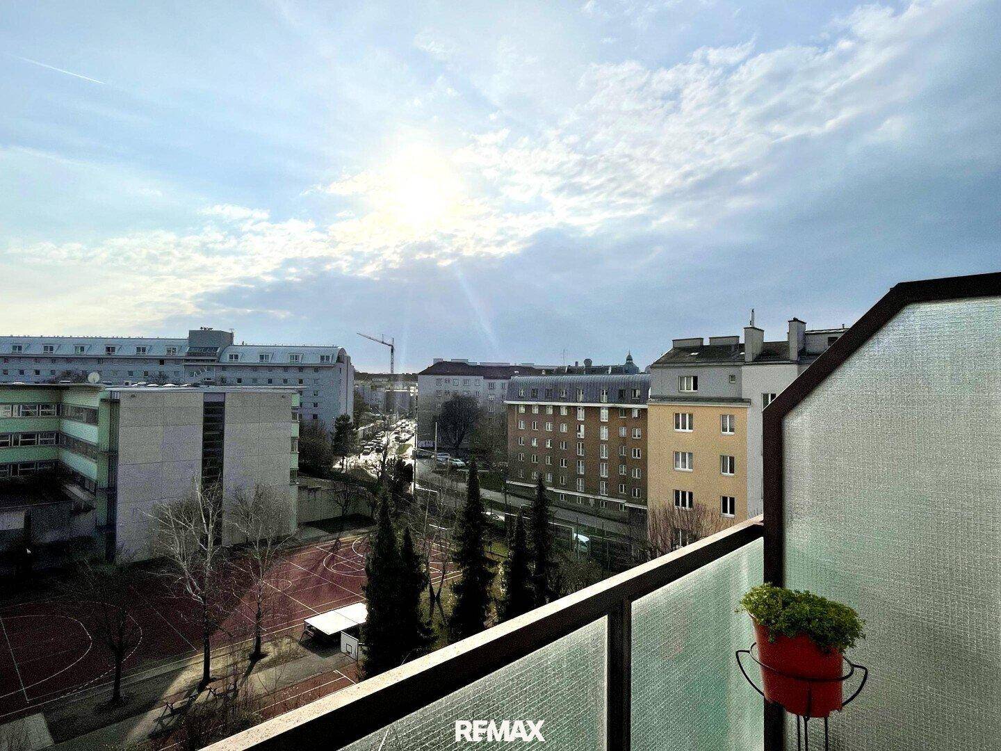 Balkon mit Blick auf die Umgebung und einen Sportplatz, ideal für frische Luft.