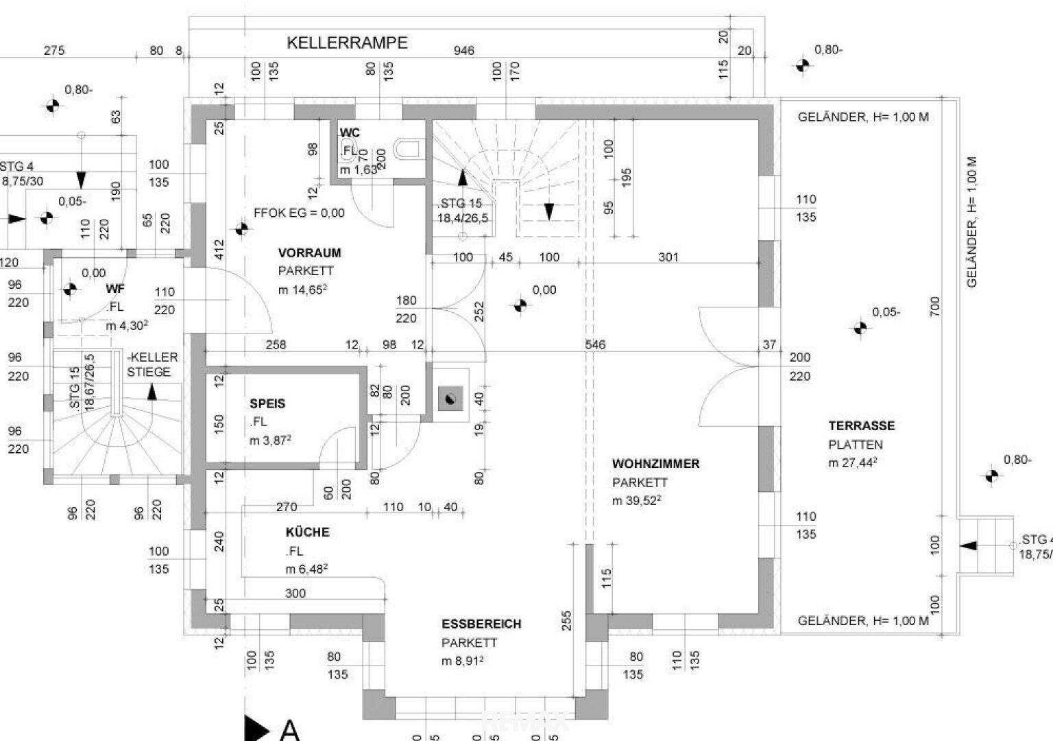 Grundriss des Erdgeschosses mit Wohnzimmer, Küche, Essbereich und großer Terrasse.