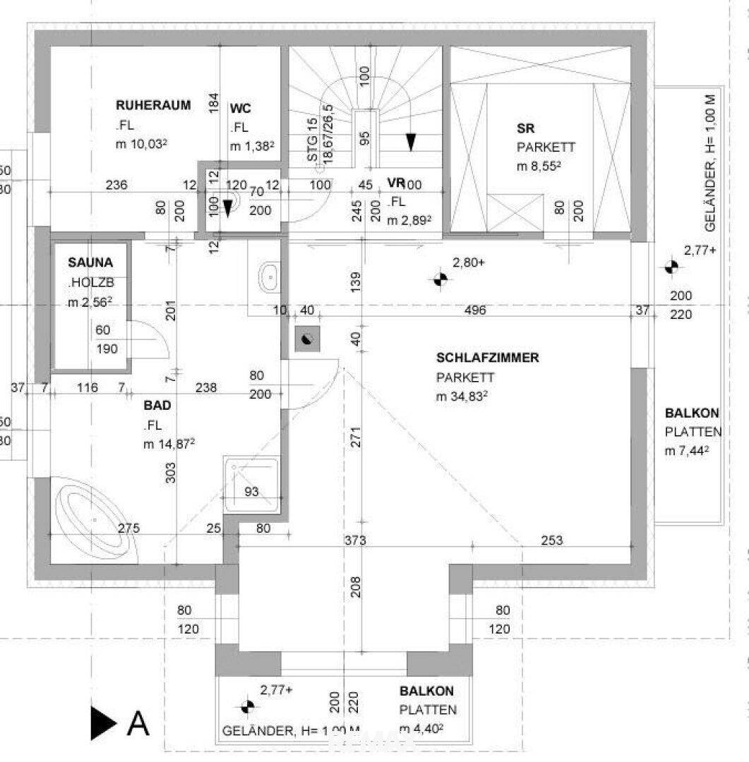 Grundriss des Obergeschosses mit Schlafzimmern, Bad, Sauna und zwei Balkonen.