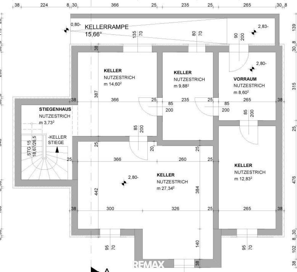 Grundriss des Kellergeschosses mit mehreren Kellerräumen und einer Kellerrampe.