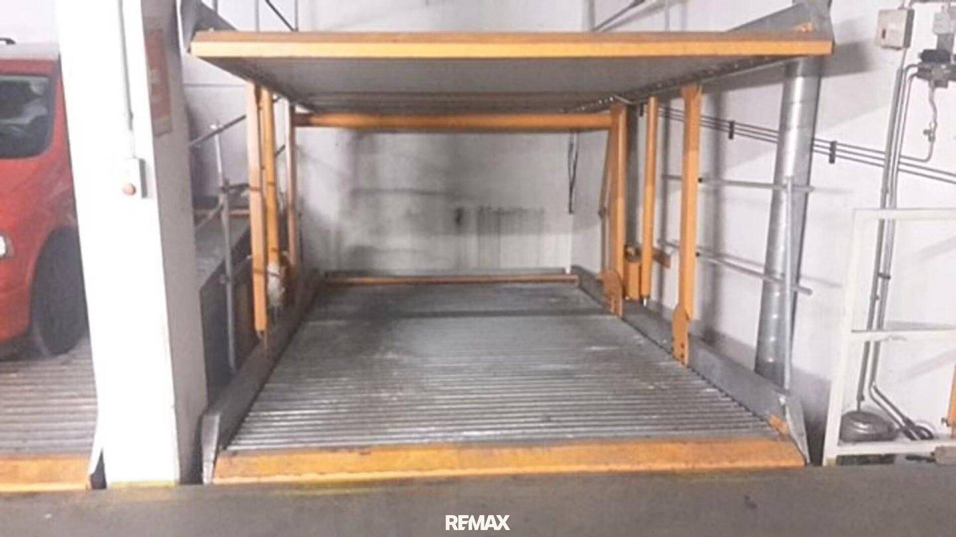 Detailansicht eines automatischen Parksystems für Fahrzeuge in einer Tiefgarage.