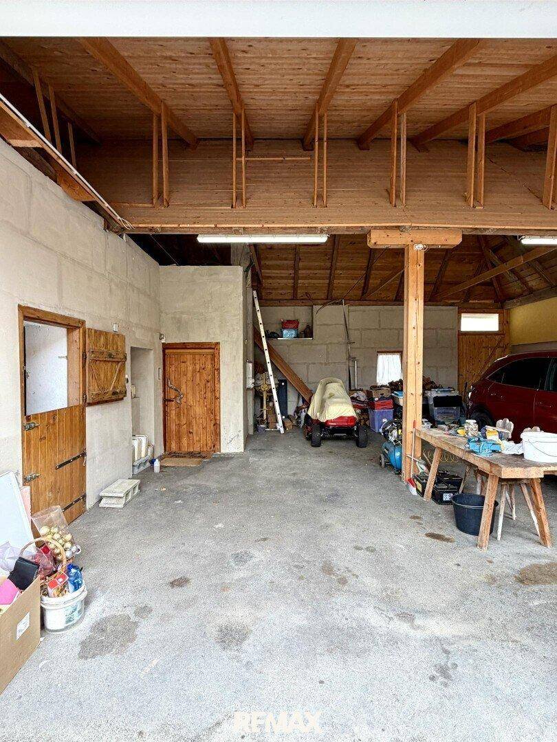 Große Scheune oder Mehrzweckgarage mit Holzbalken und viel Stauraum.