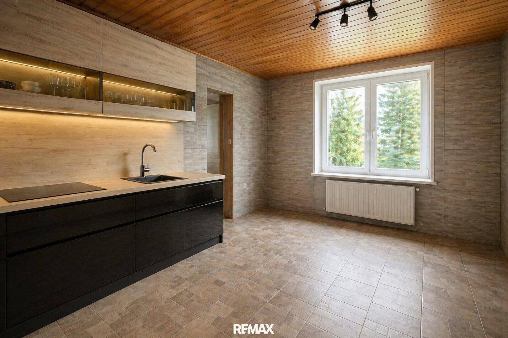 Moderne Küche mit schwarzen Unterschränken, Holzarbeitsplatte und Holzdecke.