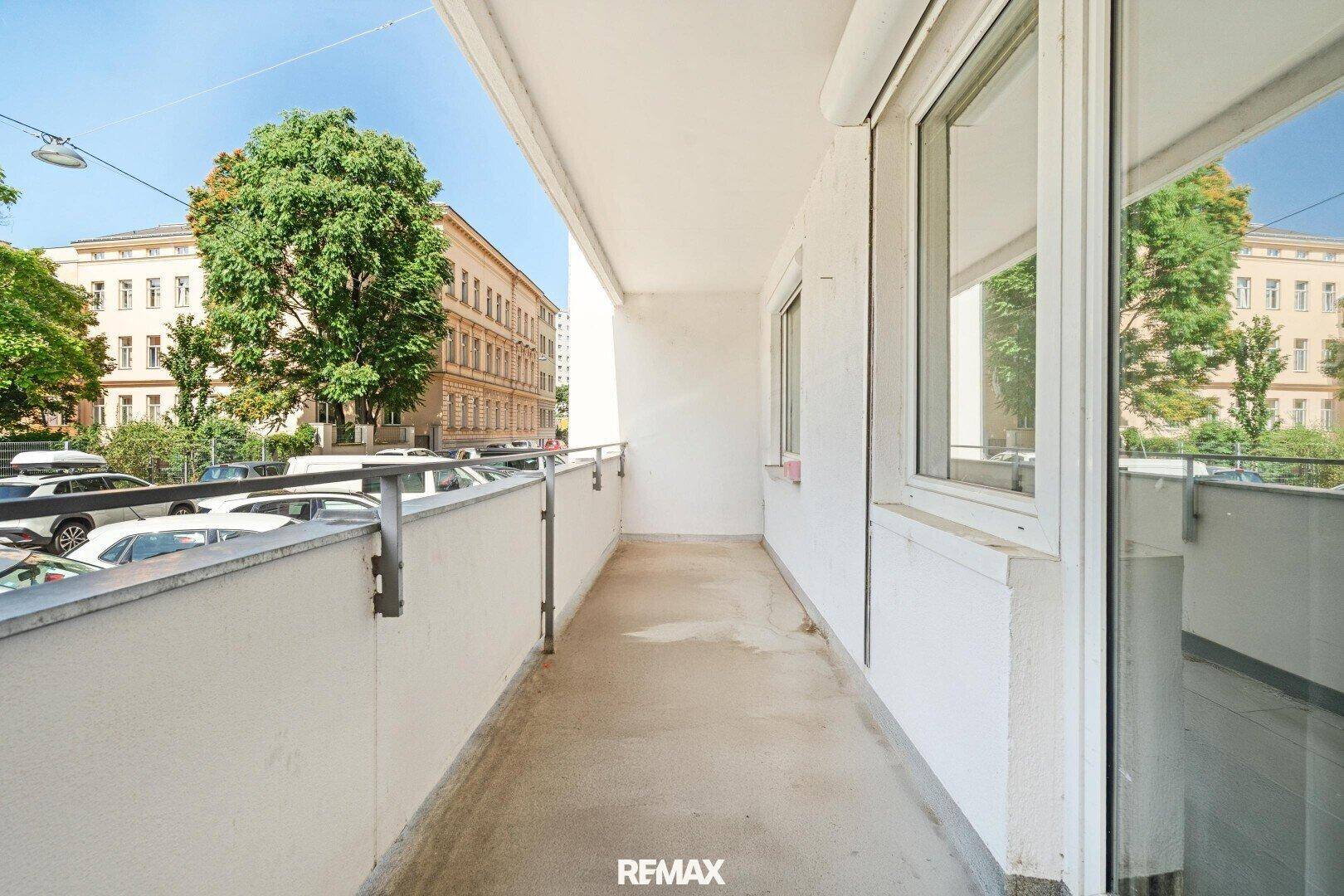 Langer, schmaler Balkon mit Blick auf die Straße und die umliegenden Gebäude.