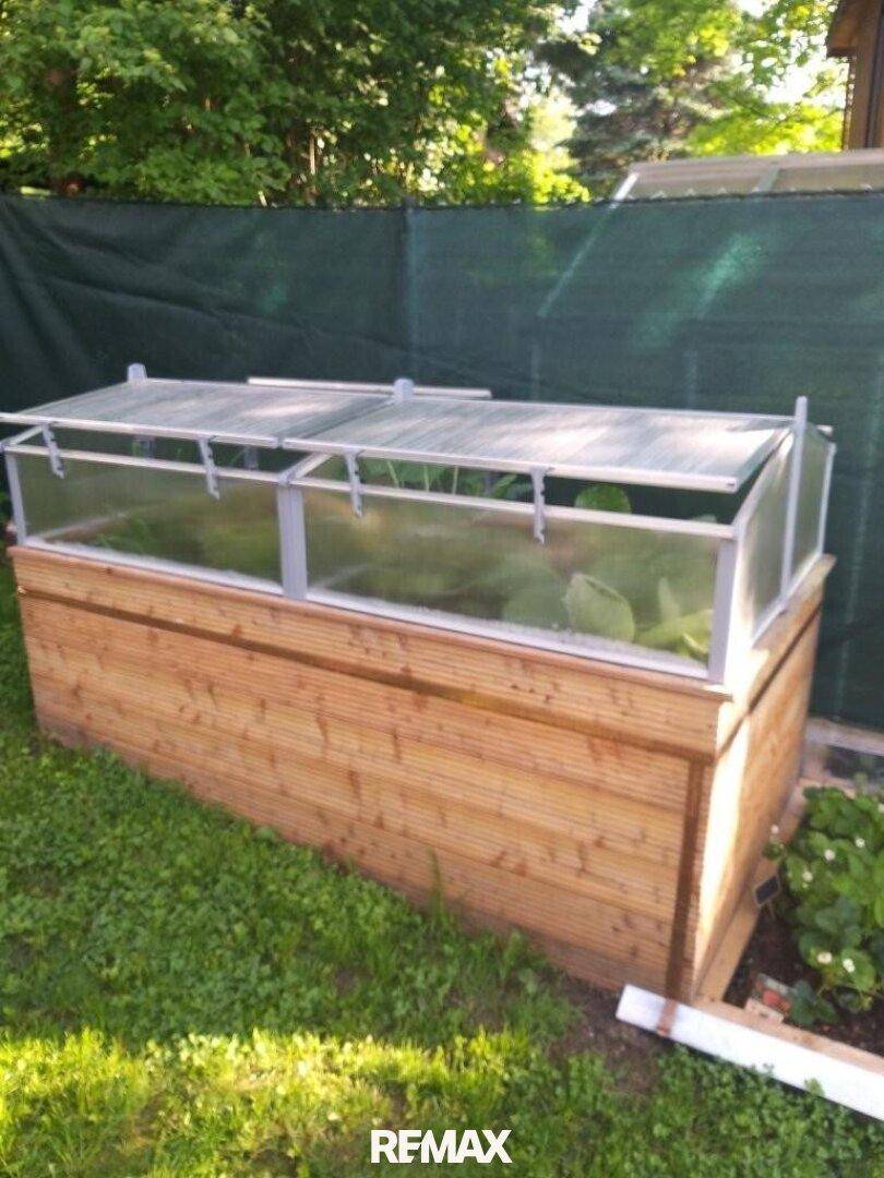 Hochbeet mit Frühbeetaufsatz für den Anbau von Gemüse im Garten.