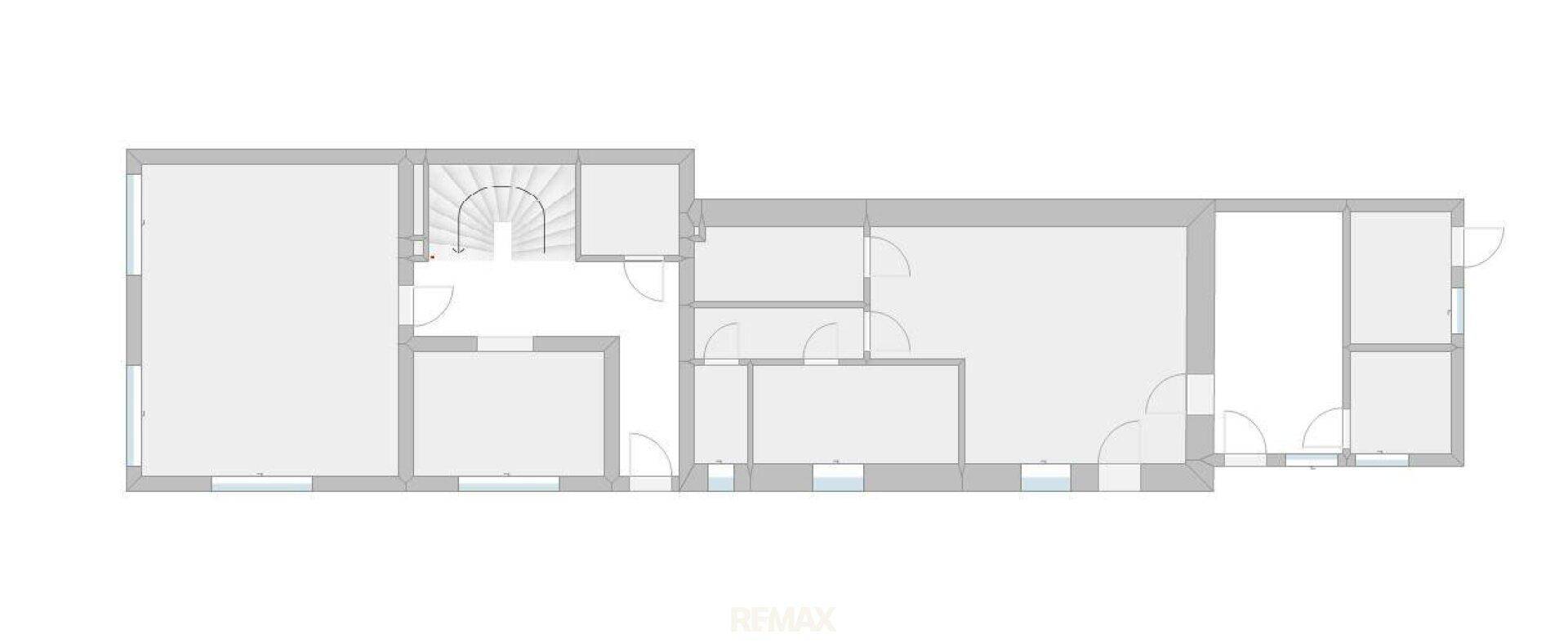 Grundrissplan des Erdgeschosses mit mehreren Räumen und einer Wendeltreppe.