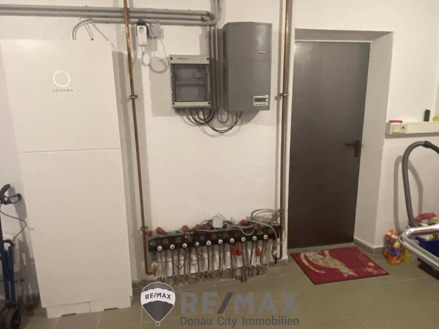 Technikraum mit elektrischen Installationen und Verteiler für die Fußbodenheizung.