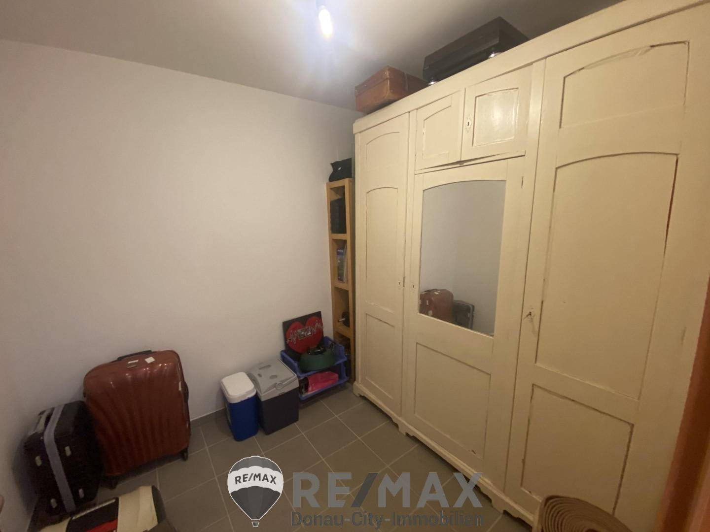 Abstellraum mit großem Kleiderschrank und Stauraum für Gepäck und Haushaltsgegenstände.