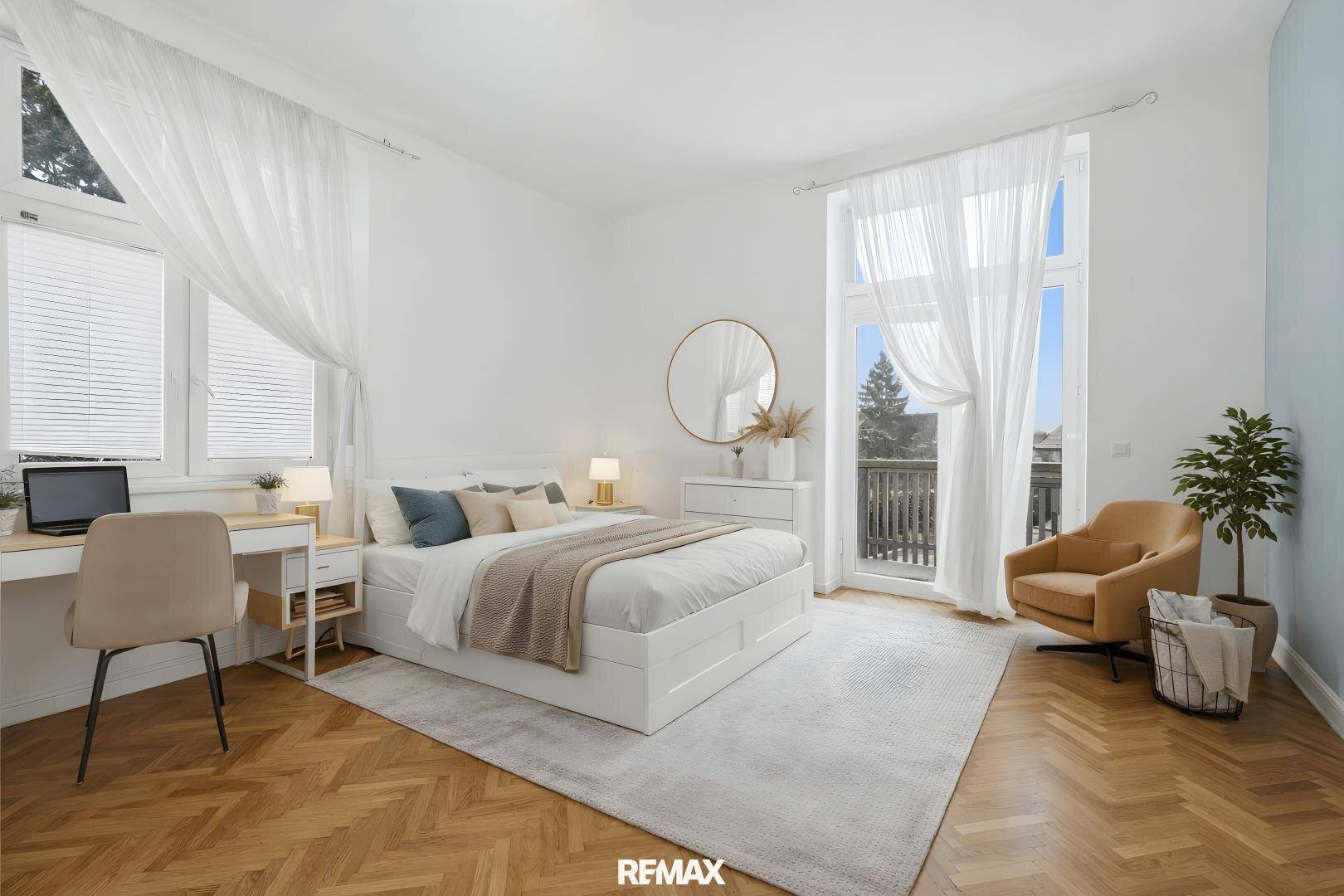 Geräumiges Schlafzimmer mit Parkettboden, großem Bett und direktem Zugang zum Balkon.