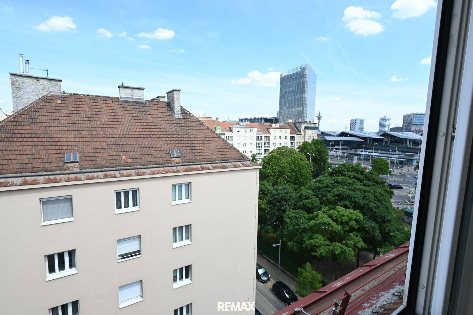 Weitblick aus dem Fenster über die Stadt mit modernen Gebäuden und belebten Straßen.