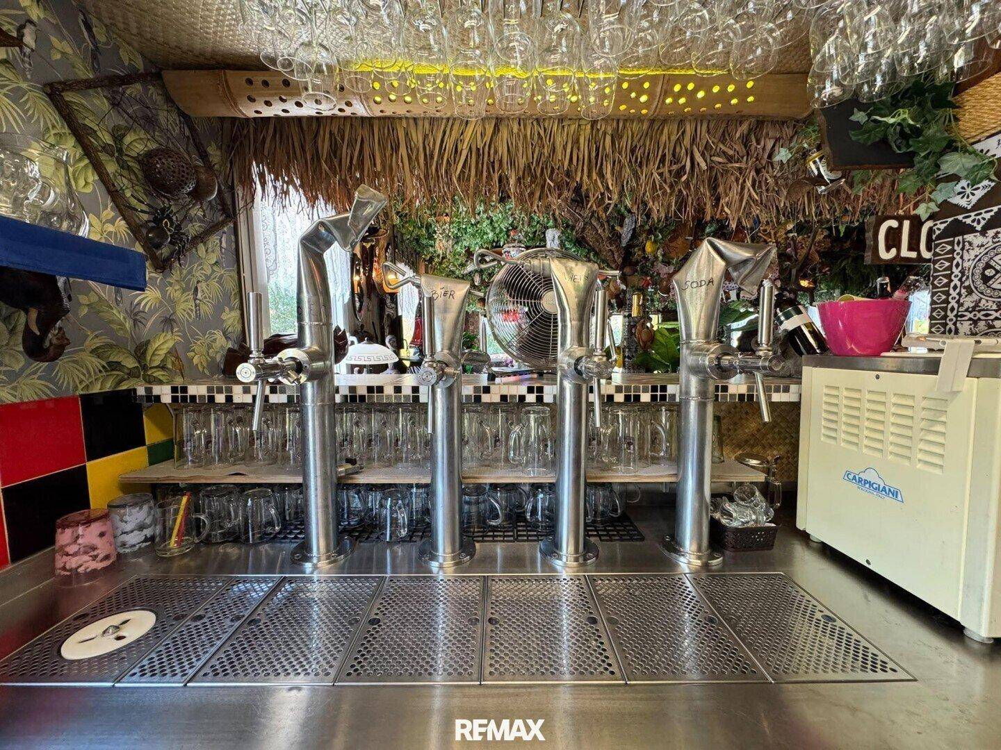 Nahaufnahme der Zapfanlage und des Edelstahl-Arbeitsbereichs in der professionellen Restaurantküche.