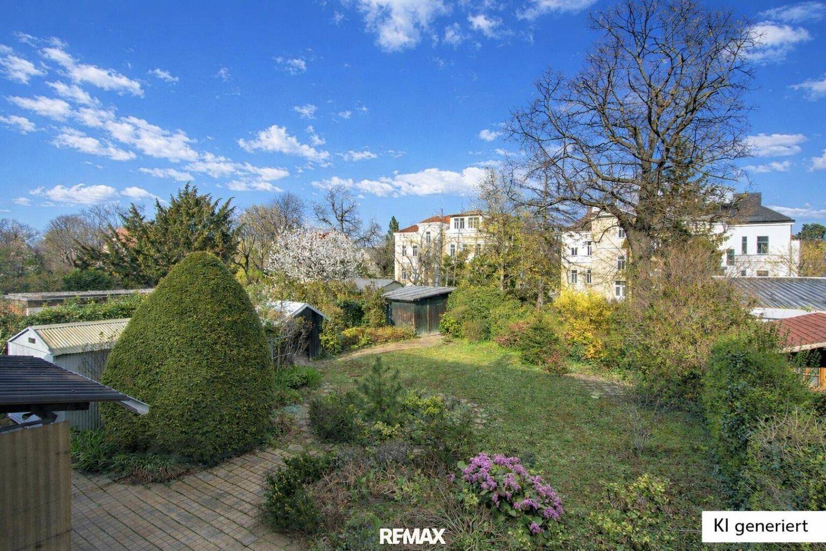 Weitläufiger Garten mit verschiedenen Pflanzen, Bäumen und einem Gartenhaus, gepflegt und grün.