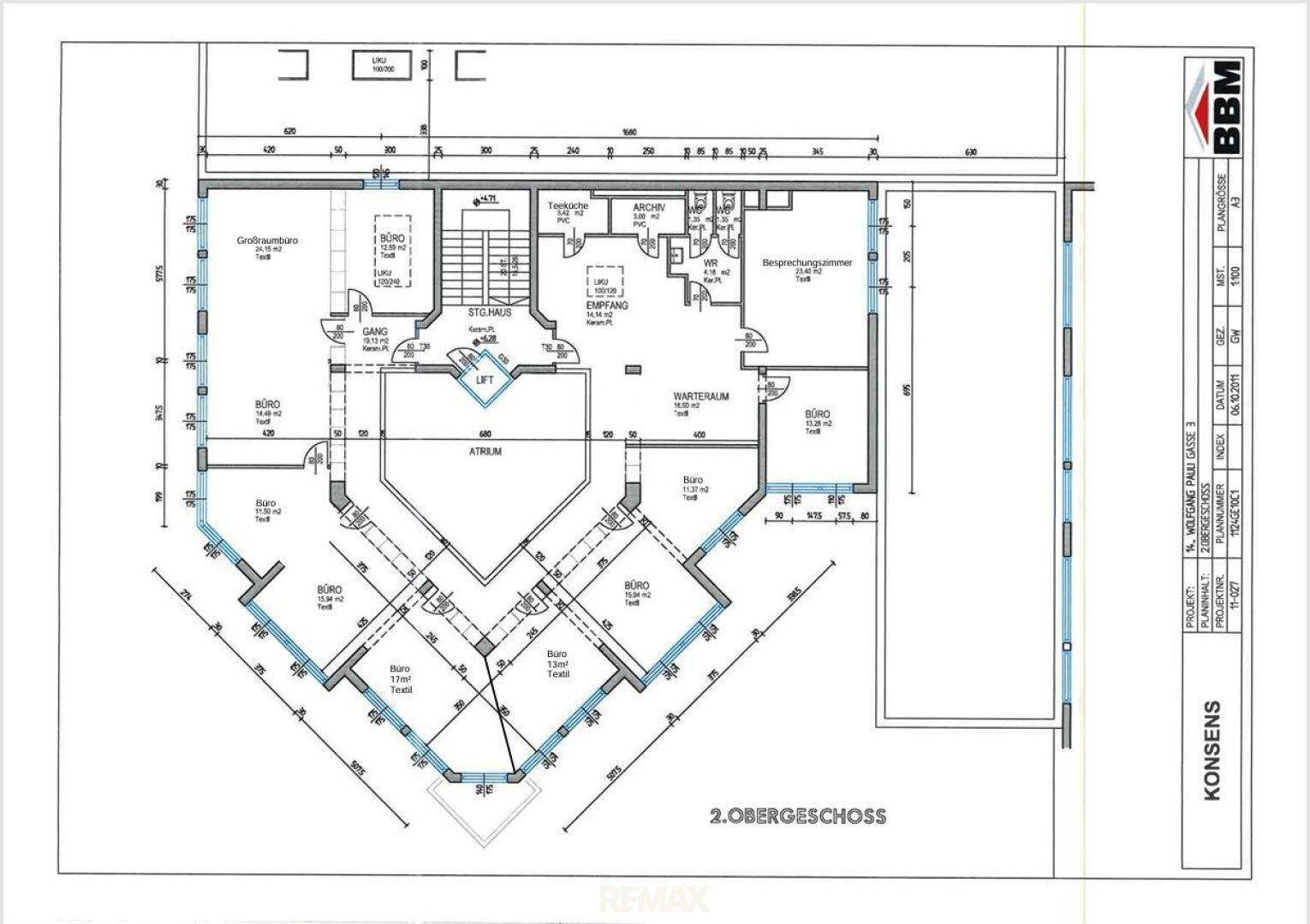Grundriss des zweiten Obergeschosses mit Büroräumen, Atrium und Aufzug.