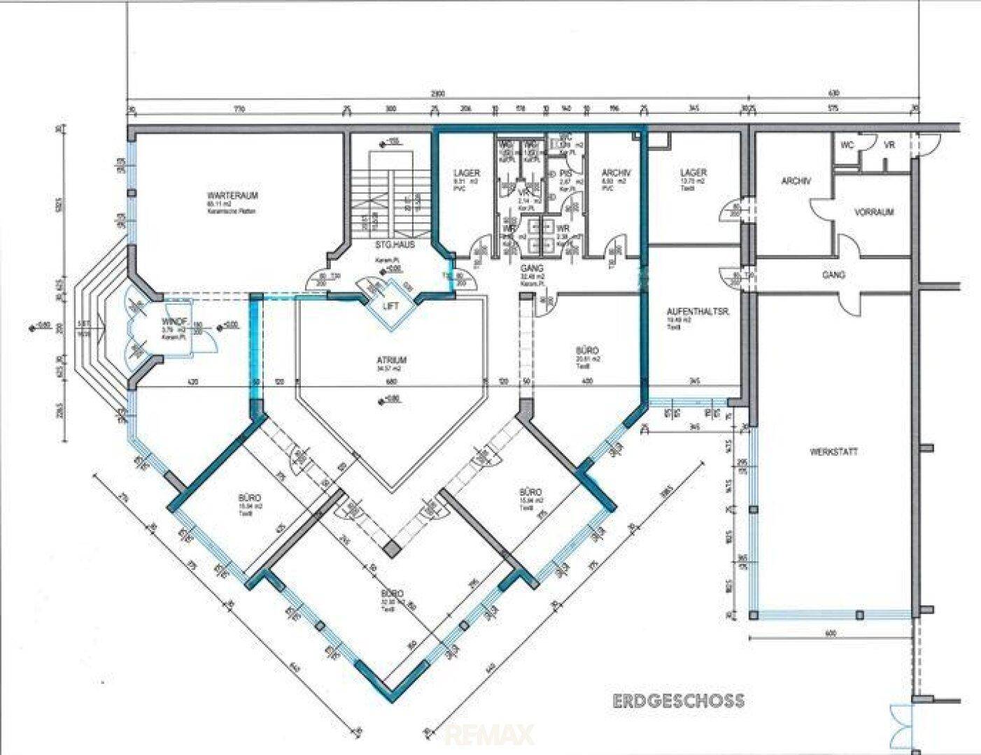 Grundriss des Erdgeschosses mit Büros, Lagerflächen, Wartebereich und Atrium.