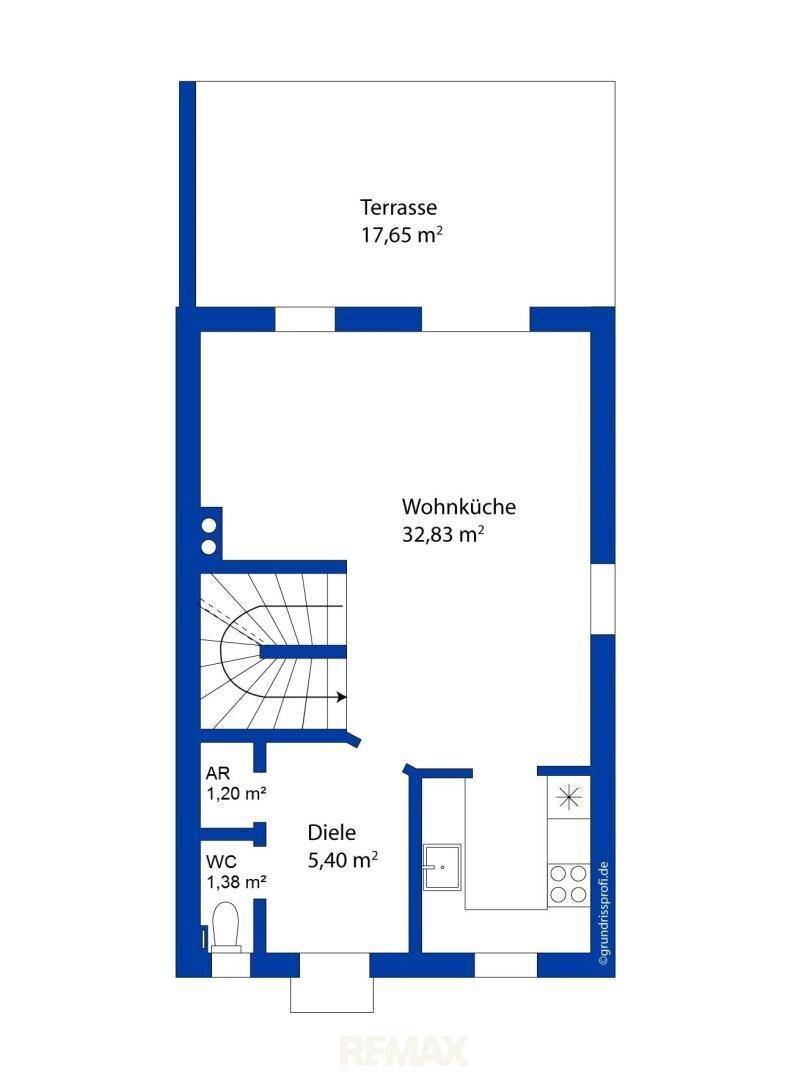 Grundriss des Erdgeschosses mit offener Wohnküche, Diele, WC und großer Terrasse.