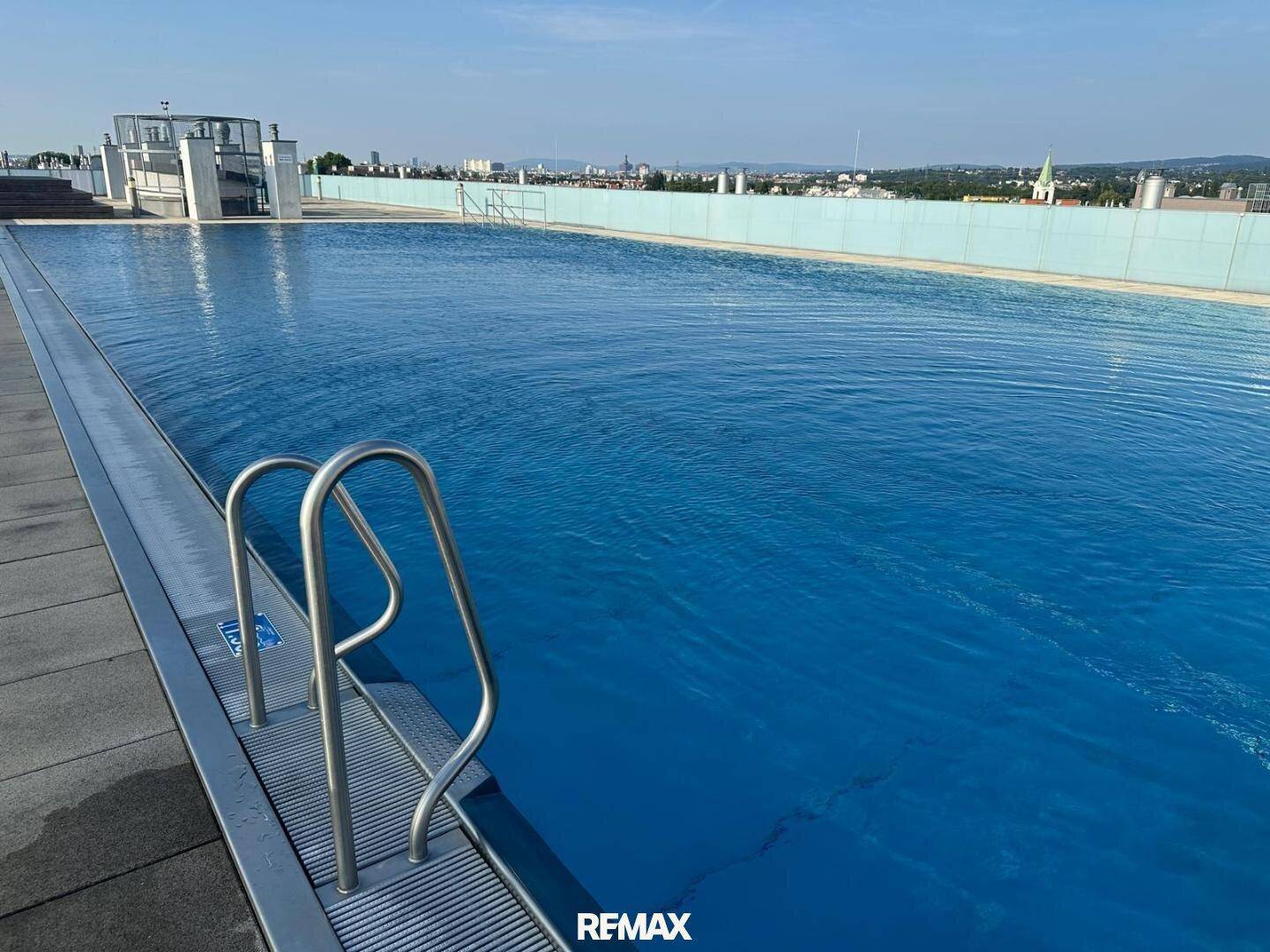 Dachpool mit Treppenzugang und Panoramablick auf die Stadt, ideal zum Entspannen.