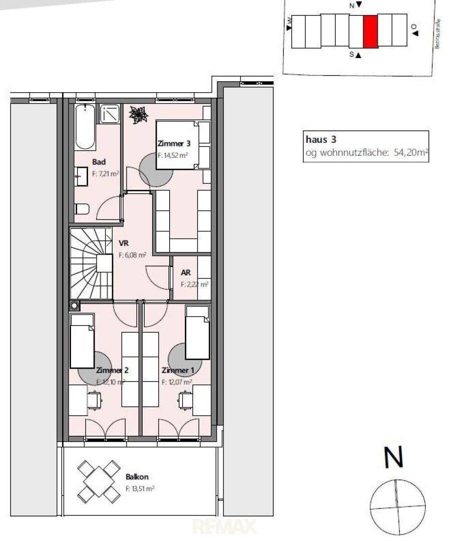 Grundriss des Obergeschosses von Haus 3 mit drei Schlafzimmern, Bad und Balkon.