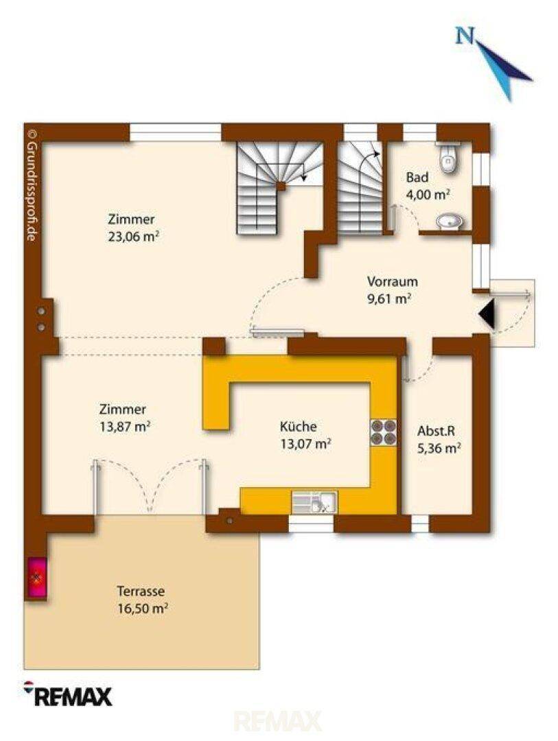 Grundriss des Erdgeschosses mit Zimmern, Küche, Bad und Terrasse.