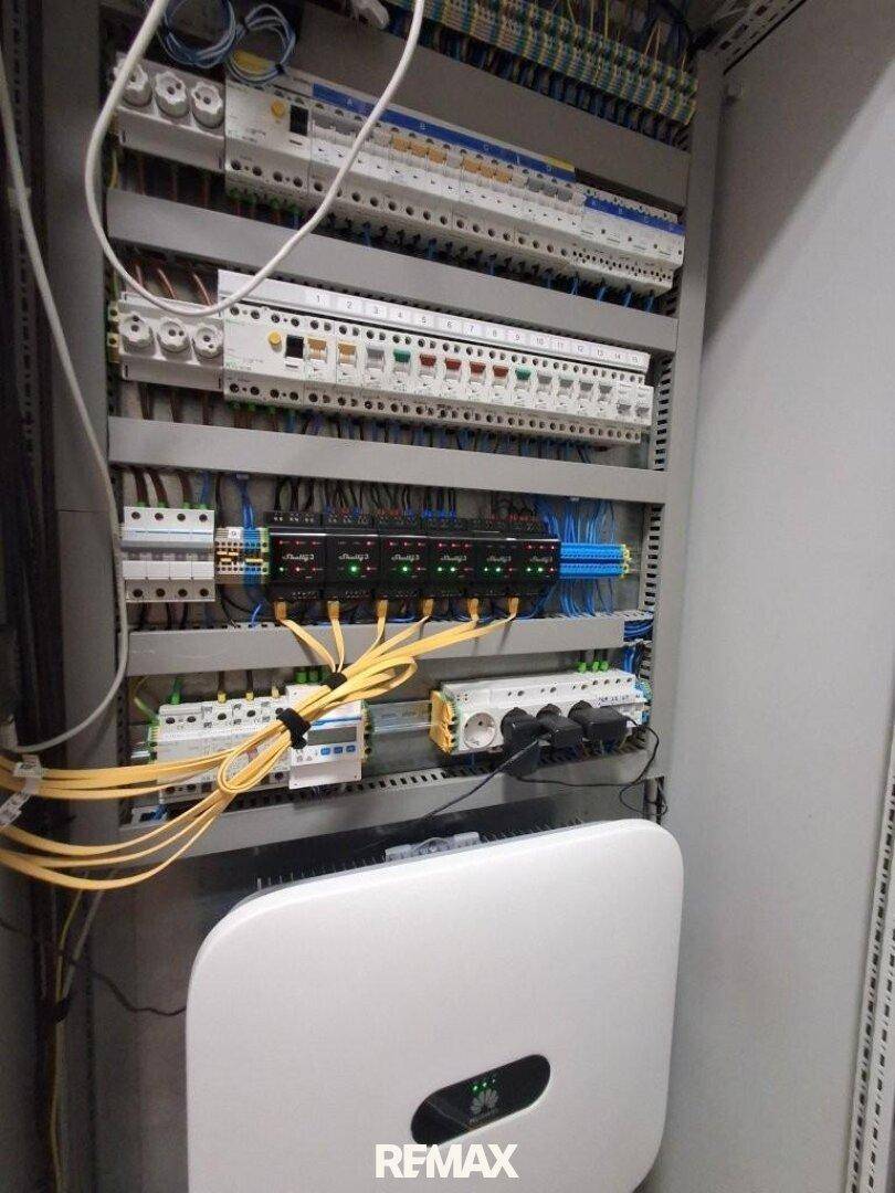 Elektrischer Verteilerkasten mit Sicherungen und Verkabelung für die Hausinstallation.