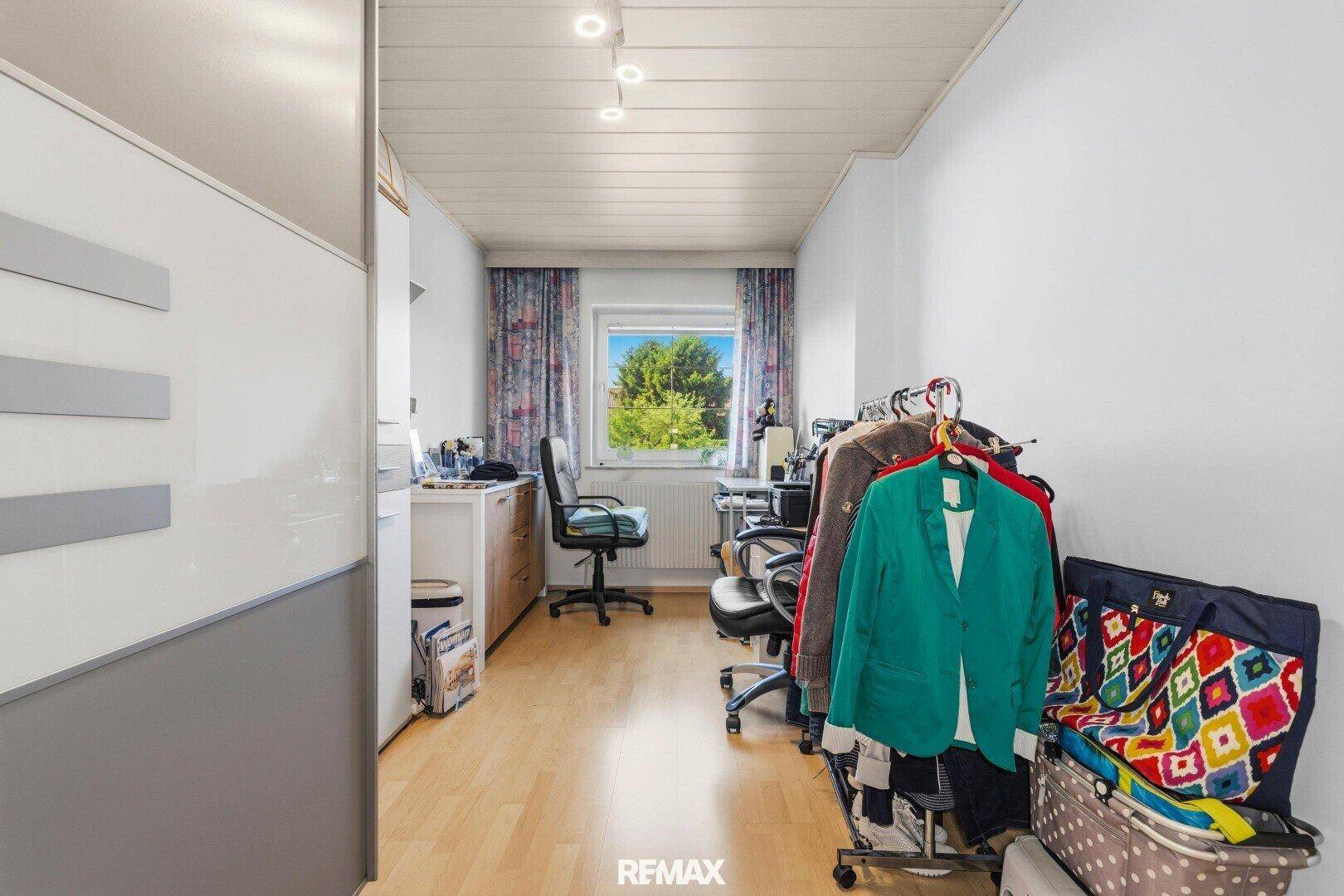 Vielseitig nutzbarer Raum als Büro oder Ankleidezimmer mit Fenster und Stauraum.