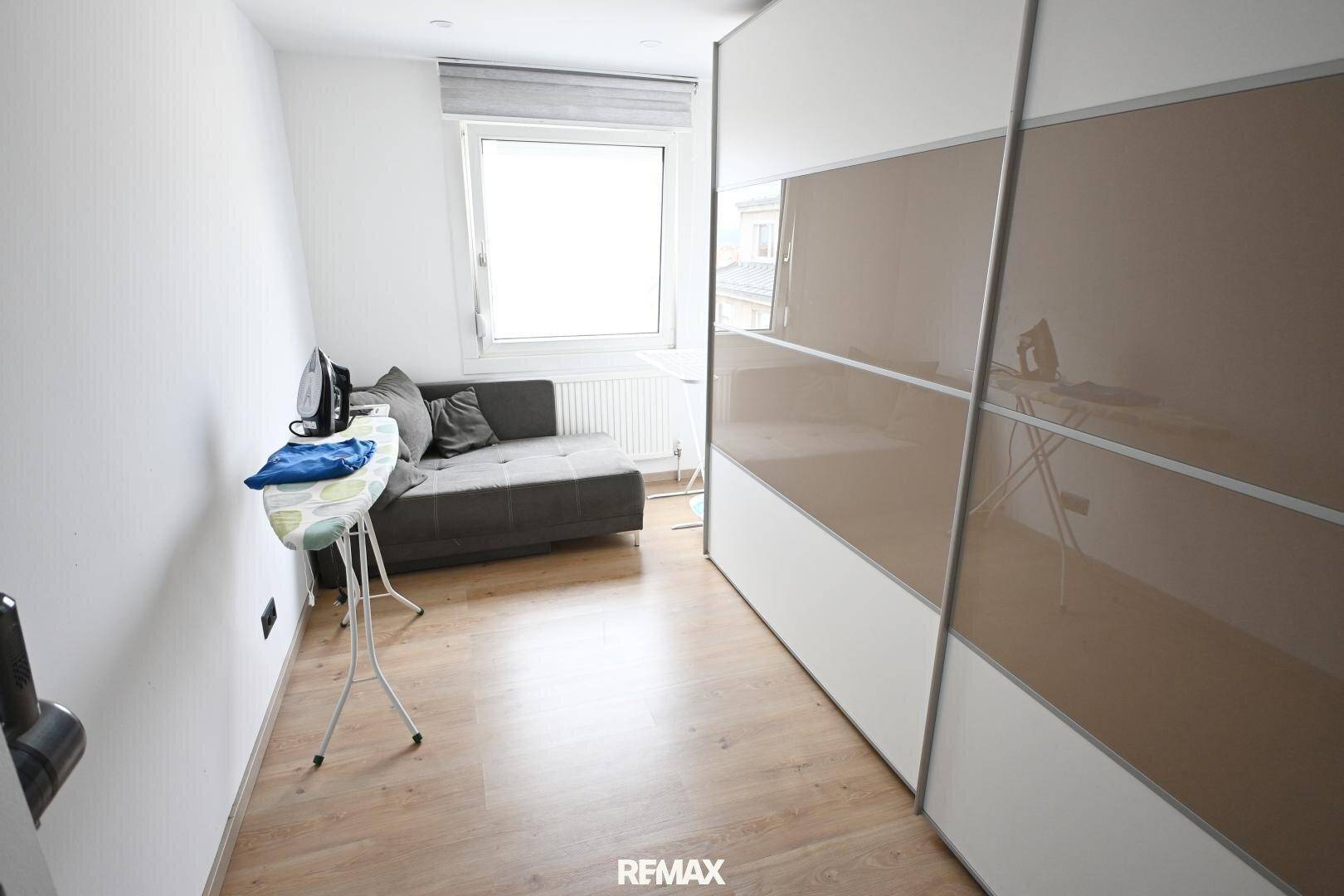 Helles Zimmer mit Schiebetürenschrank, Schlafsofa und Fenster, vielseitig nutzbar.