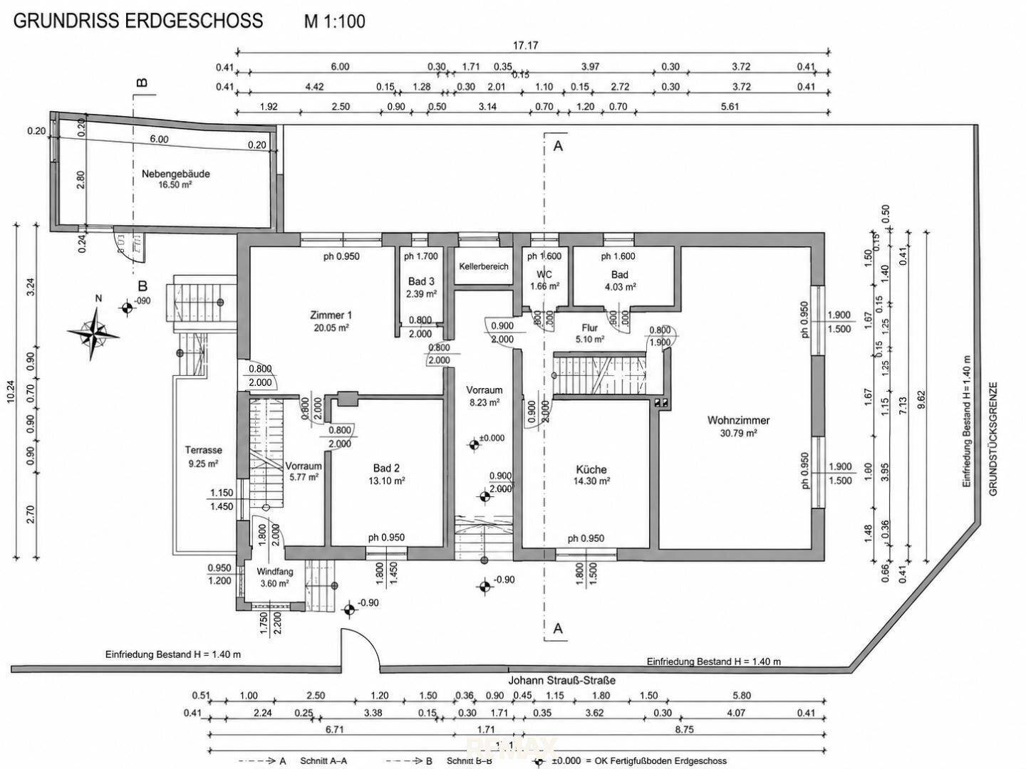 Technischer Grundriss des Erdgeschosses mit detaillierten Maßen und Raumaufteilung.