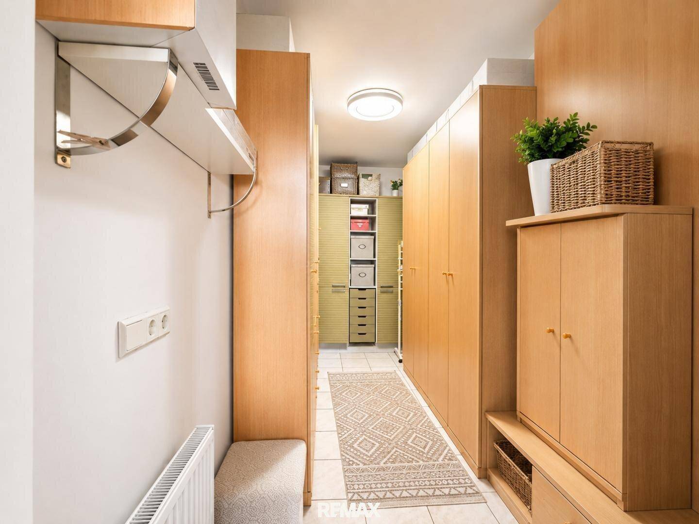 Geräumiger Ankleidebereich mit vielen Einbauschränken und Regalen für Kleidung und Accessoires.