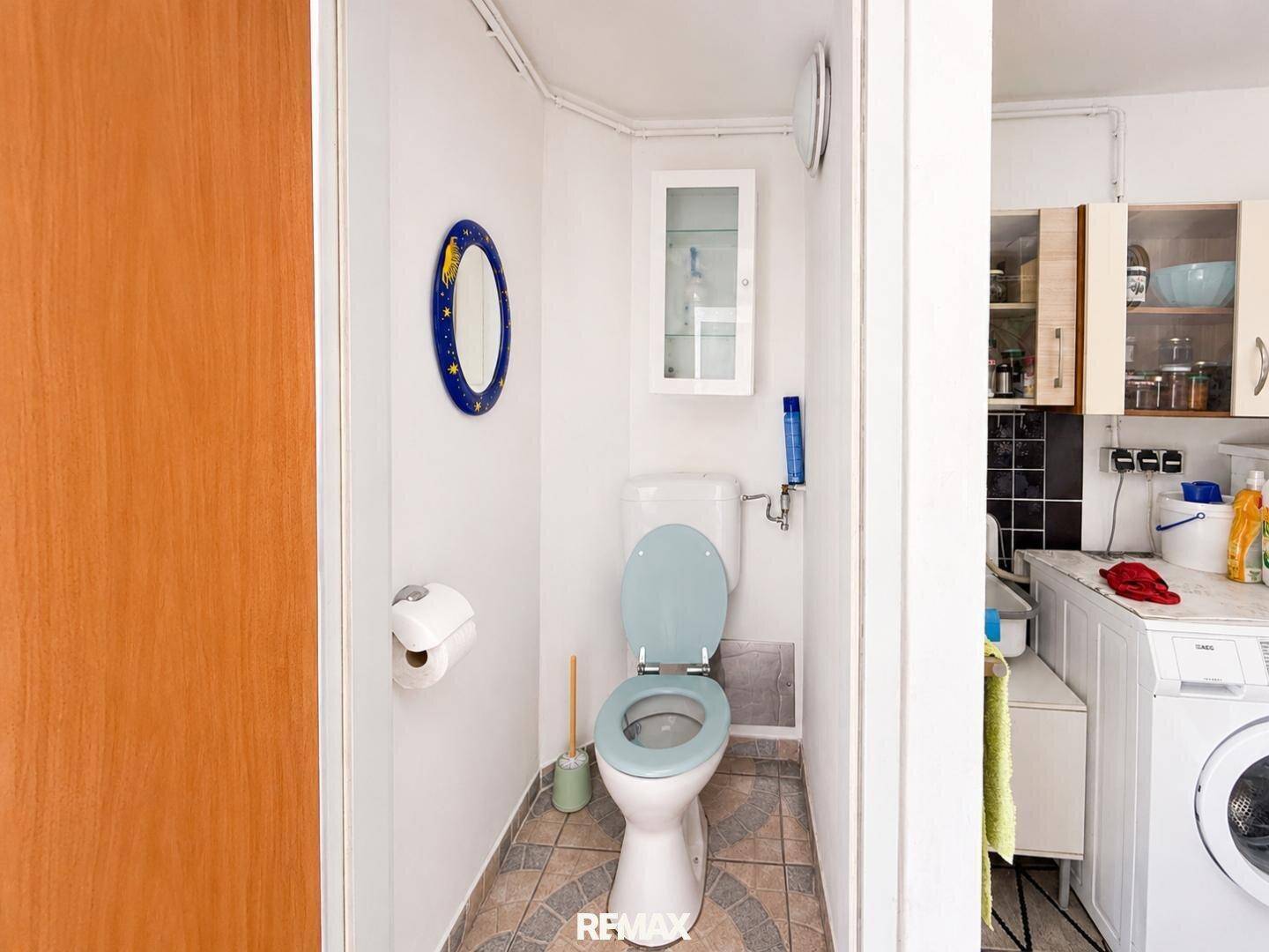 Kleines Gäste-WC mit Toilette und Spiegelschrank, direkt neben dem Hauswirtschaftsraum.