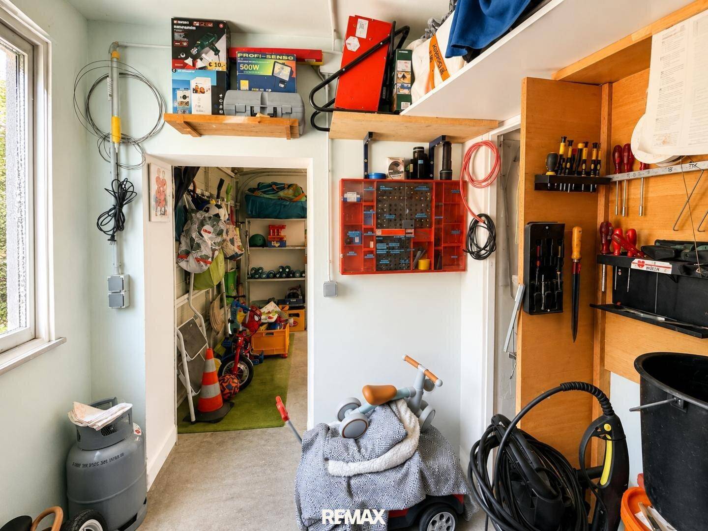 Heller Werkstattraum mit Fenster, Regalen und viel Platz für Hobby und Lagerung.