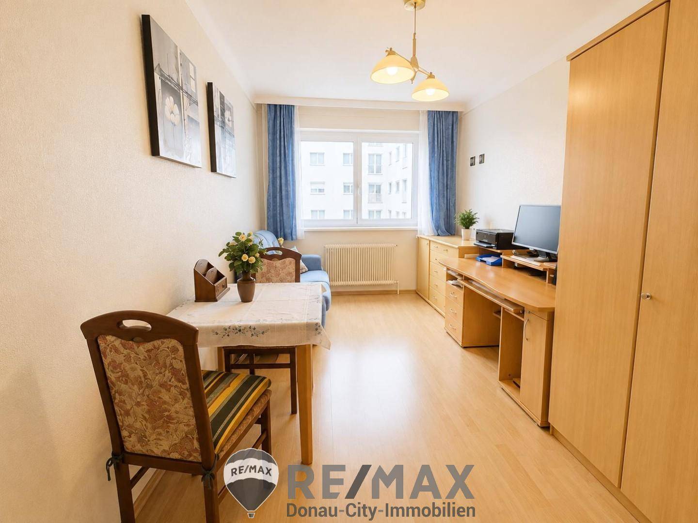 Vielseitiger Raum mit Schreibtisch, kleinem Esstisch und Sofa, ideal als Büro oder Gästezimmer.