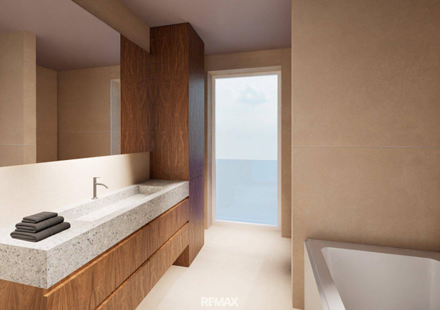 Modernes Badezimmer mit Doppelwaschbecken, Holzunterschrank und großem Fenster für Tageslicht.