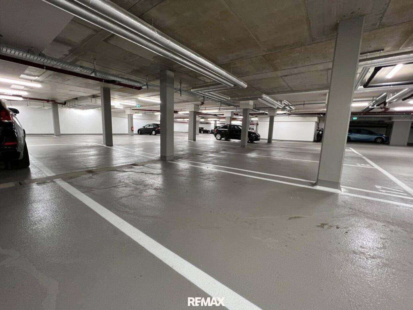 Geräumige Tiefgarage mit vielen Stellplätzen und guter Beleuchtung.